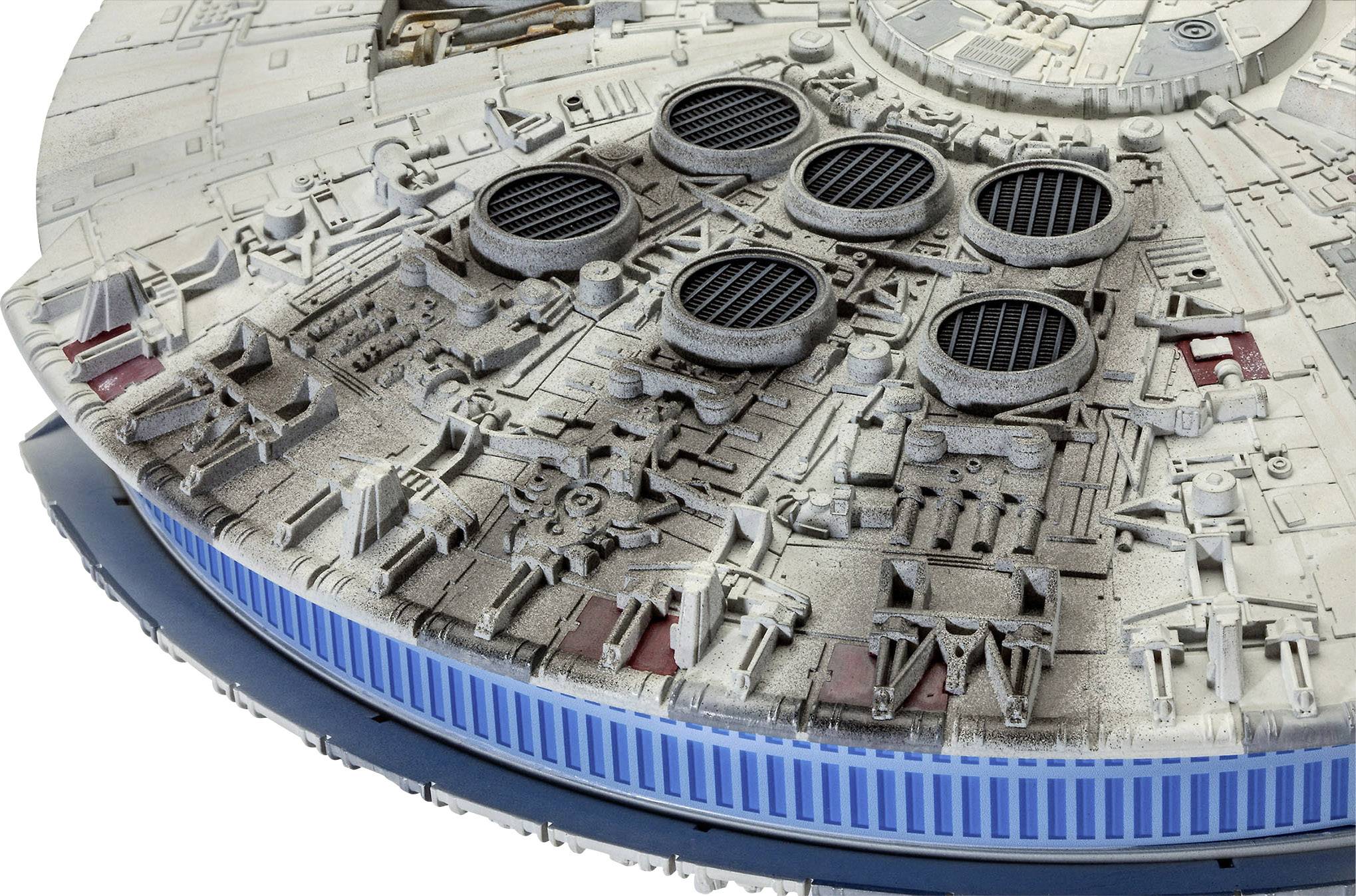 Gros plan d'un modèle détaillé d'un vaisseau spatial à la forme arrondie, présentant de nombreux détails techniques et des grilles de ventilation sur sa surface.