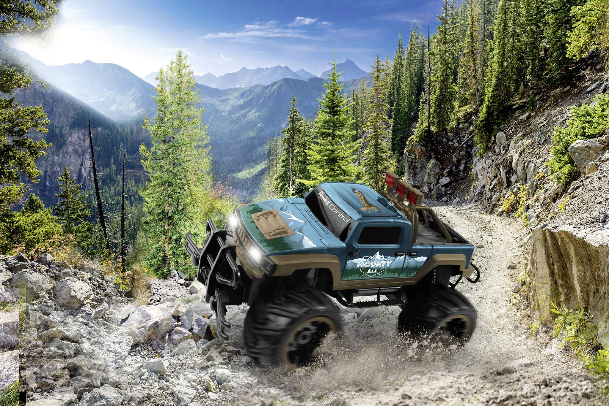 Un grand tout-terrain roule sur une route rocailleuse de montagne, entouré de hauts arbres conifères denses et, en arrière-plan, des montagnes sous un ciel bleu.