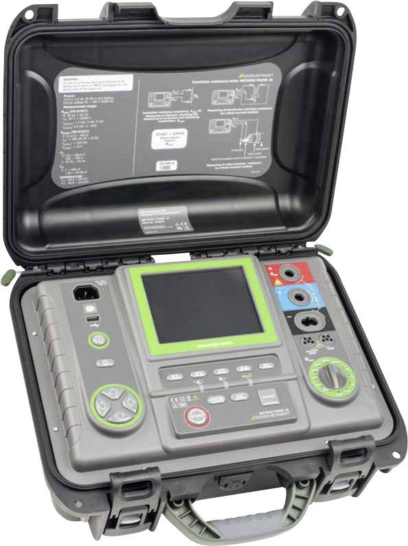 'Appareil de test électrique dans un coffret ouvert avec affichage, touches et connexions. Mode d'emploi dans le couvercle. Robuste et portable.'