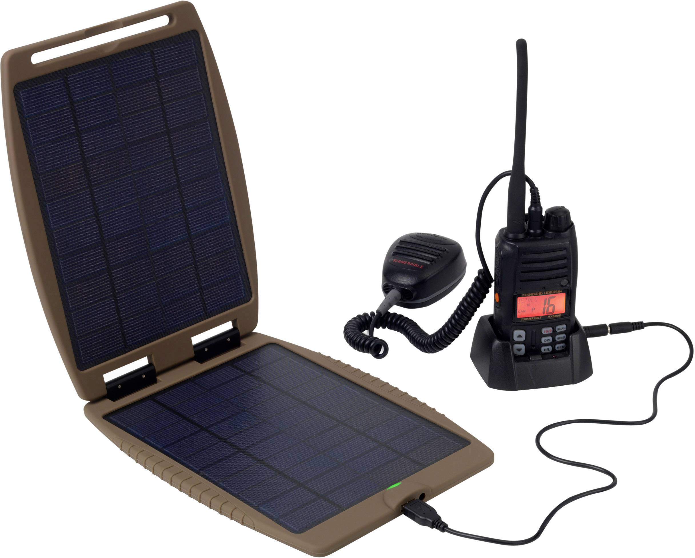 Chargeur solaire portable à côté d'un talkie-walkie sur sa station de charge. Le chargeur solaire est déplié, et le talkie-walkie affiche le canal 16.