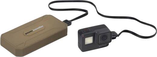 Batterie externe avec connexion caméra. La batterie externe a un boîtier marron, reliée à une caméra d'action noire par un câble.