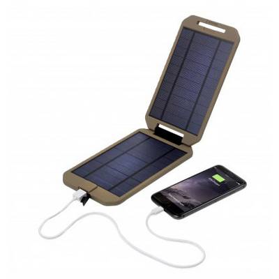 Un téléphone portable est en train d'être chargé par un chargeur solaire pliable connecté par un câble. Le téléphone affiche un indicateur de charge actif.
