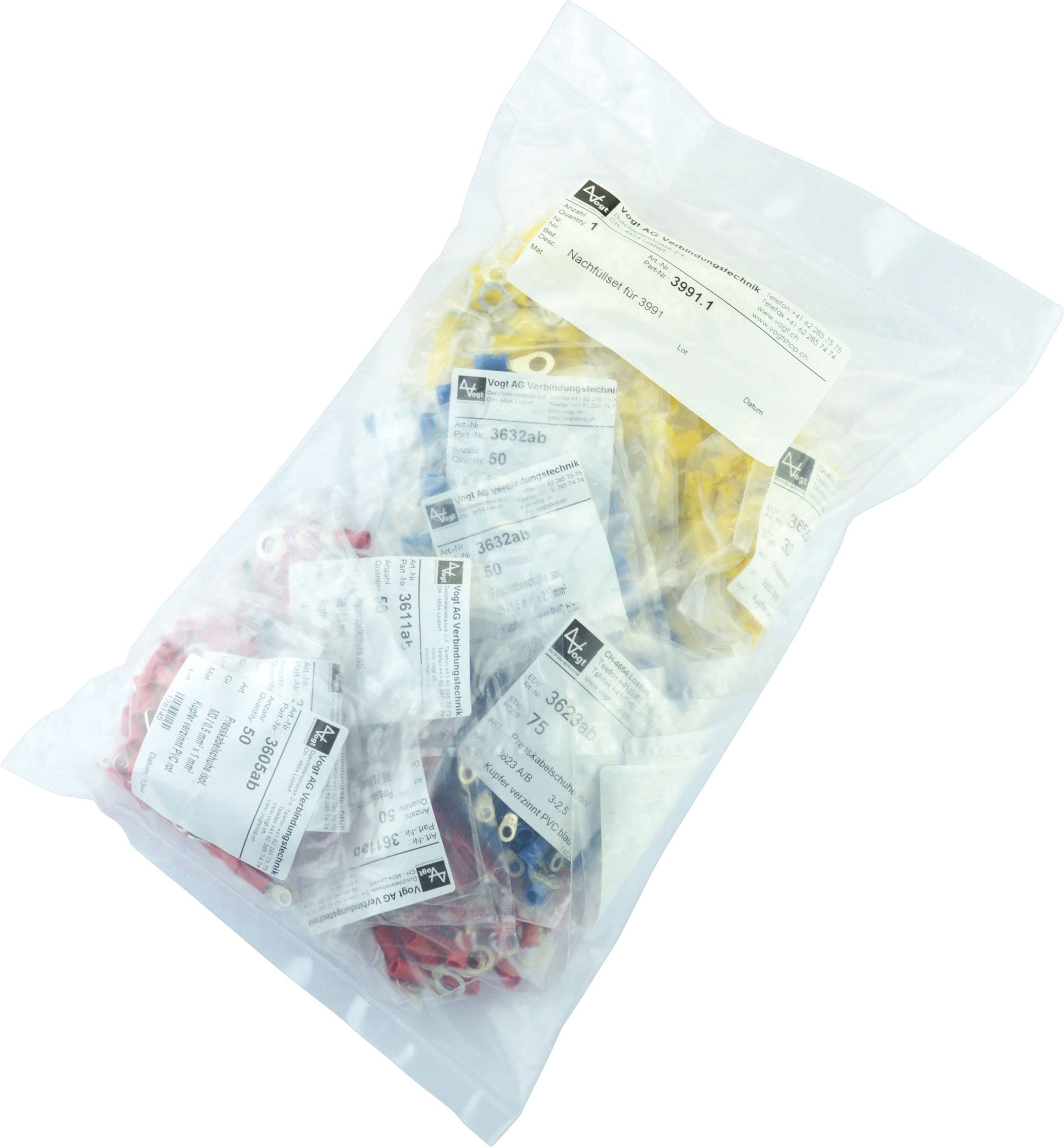 Sac en plastique contenant plusieurs emballages blancs avec des cosses de câble électrique colorées. Une étiquette blanche avec des détails est visible sur le dessus.