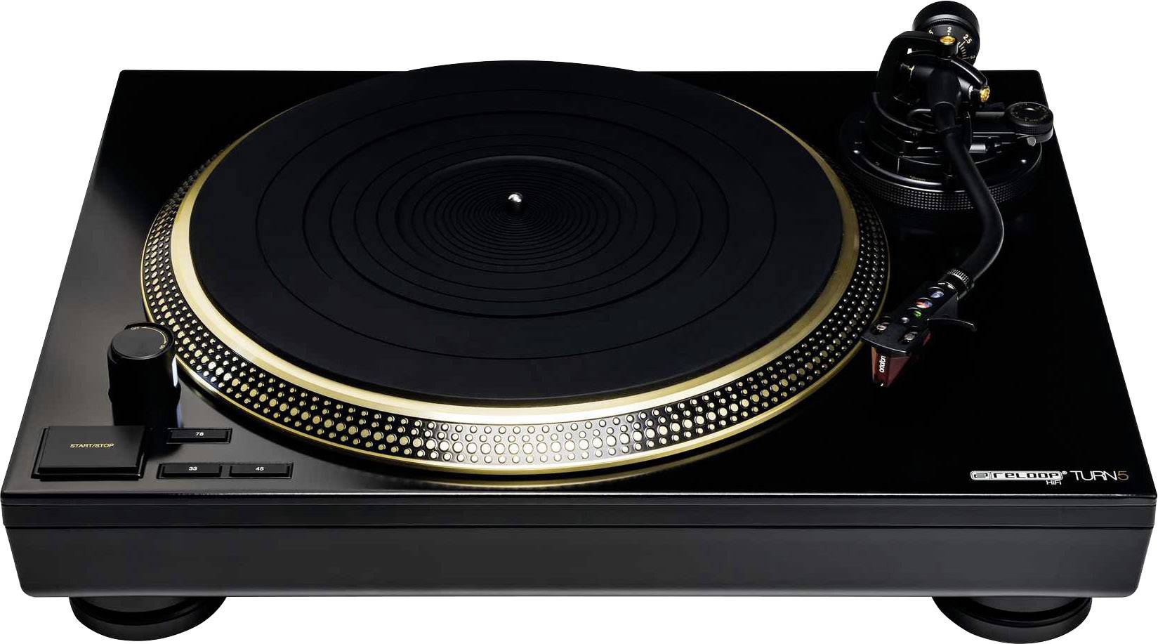 Tourne-disque noir avec des accents dorés et bras de lecture sur la droite. L'appareil est conçu pour lire des disques vinyles.