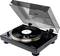 Un tourne-disque noir avec son couvercle anti-poussière ouvert lit un disque vinyle. Le bras de lecture est en position de lecture.