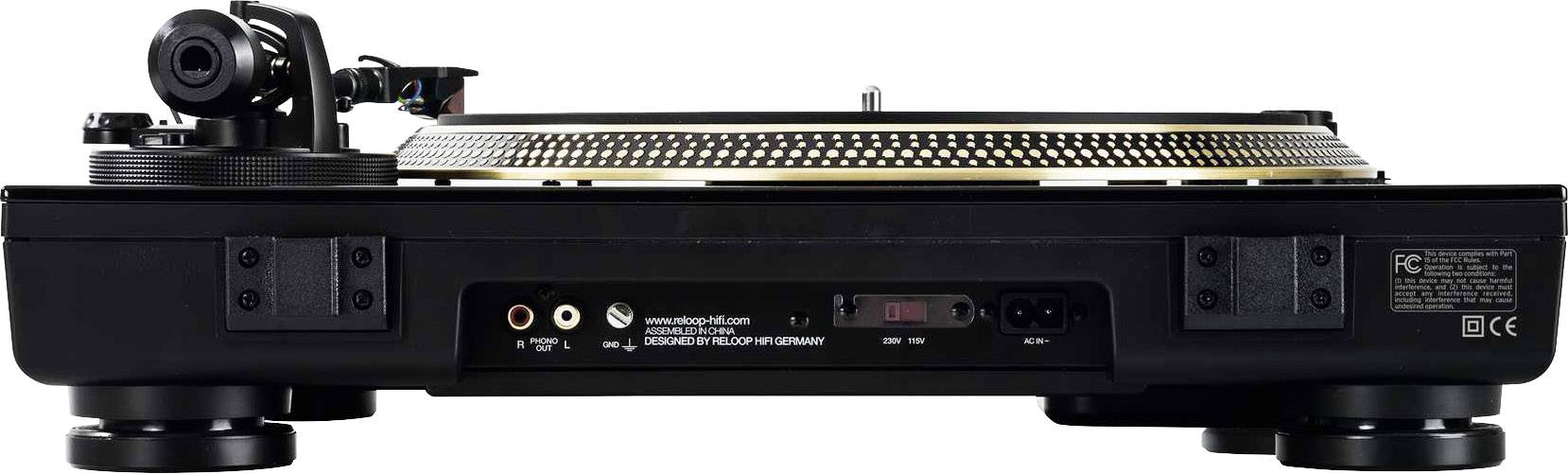 Un tourne-disque noir vue de face, montrant ses connexions et ses boutons de réglage. Adapté pour être connecté à des systèmes audio.