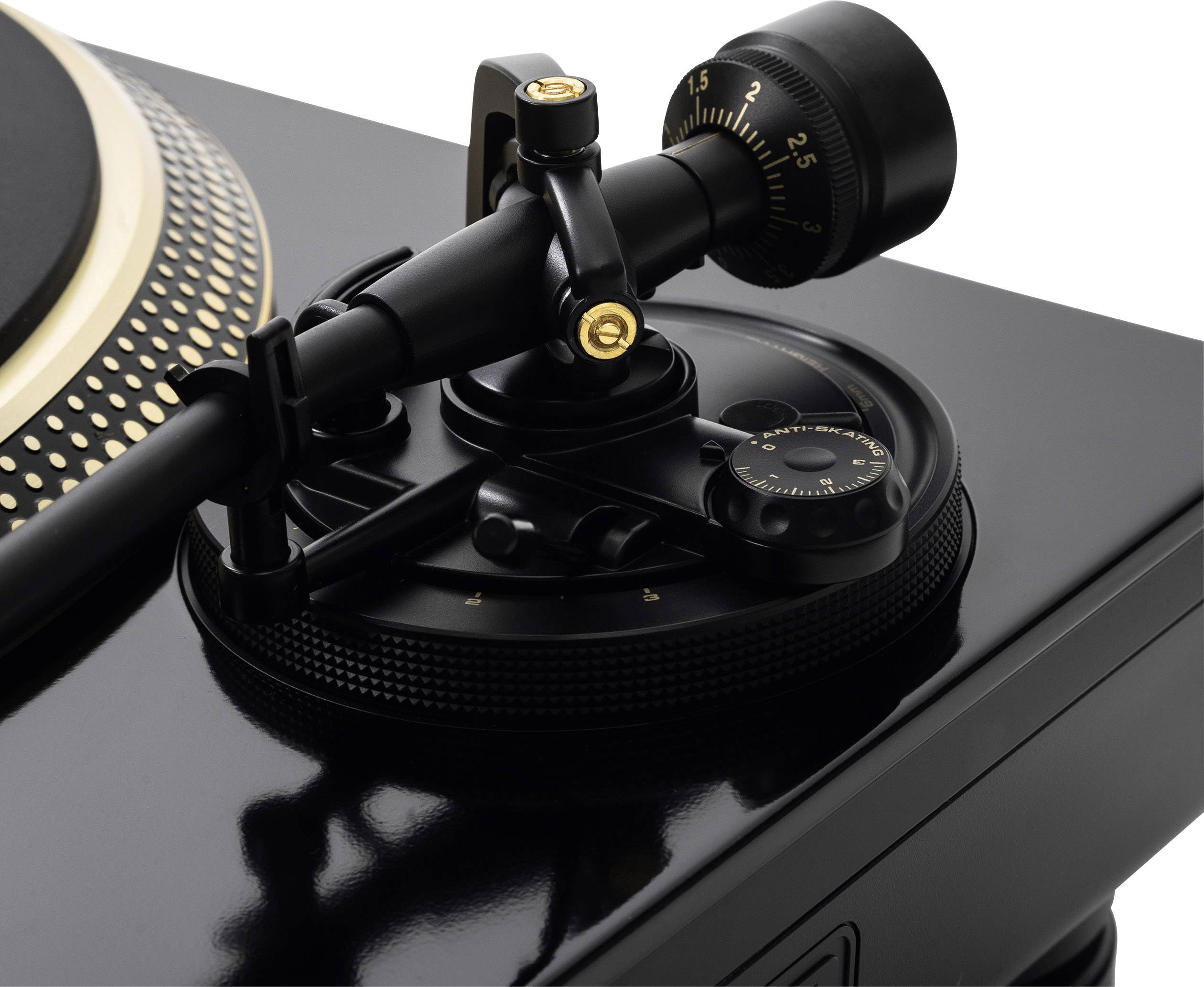 Gros plan sur le bras d'un tourne-disque noir avec des accents dorés et des échelles, posé sur une platine vinyle noire et brillante.