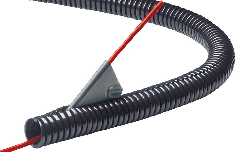 Gaine de protection de câble noire, flexible, avec un fil rouge à l'intérieur, maintenue par un clip gris.
