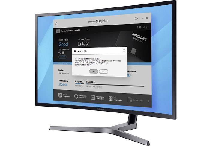 Un écran d'ordinateur affiche une fenêtre de logiciel intitulée 'Samsung Magician'. Une fenêtre contextuelle informe sur une mise à jour du firmware.