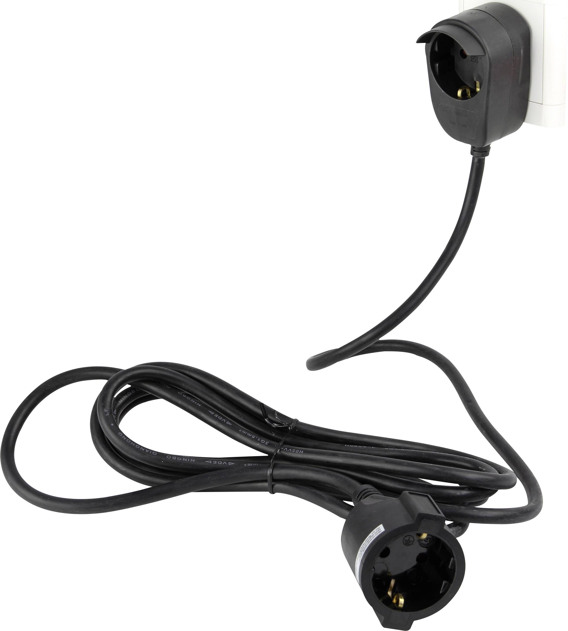 Un câble de rallonge noir est branché dans une prise électrique. Le câble est enroulé et montre la fiche connectée.