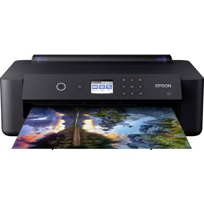 Imprimante Epson imprimant une image de paysage en couleur ; l'appareil affiche le panneau de commande et les touches de commande.