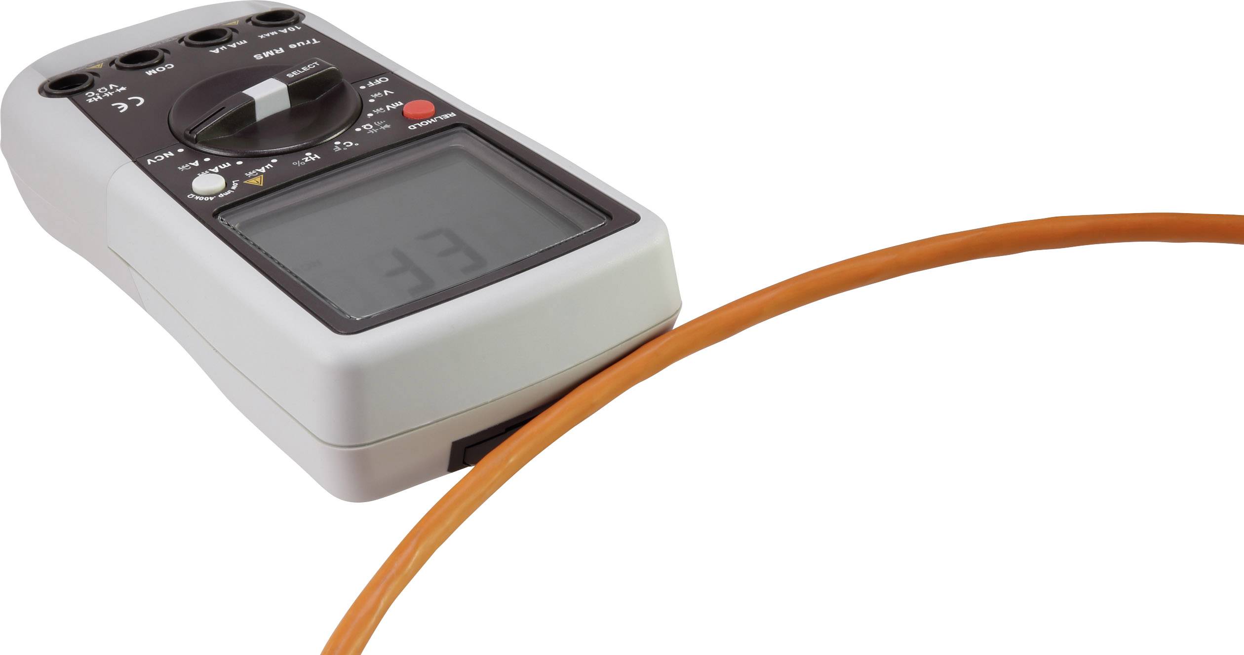 Un multimètre numérique blanc affiche 'EF' sur son écran. Un câble orange est posé sur l'appareil.