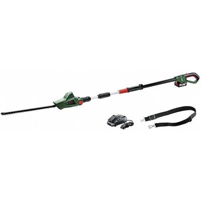 Taille-haie télescopique vert avec batterie et chargeur à côté d'une bandoulière noire. Adapté aux tâches d'entretien de jardin.