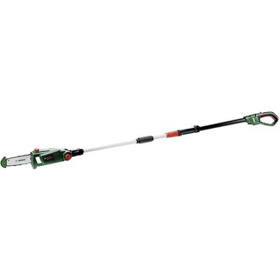 Une scie à élaguer télescopique verte avec un long manche et un interrupteur rouge, adaptée pour couper des branches en hauteur.