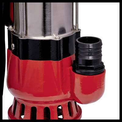 Gros plan sur une pompe rouge avec un raccord de tuyau noir en bas à droite.