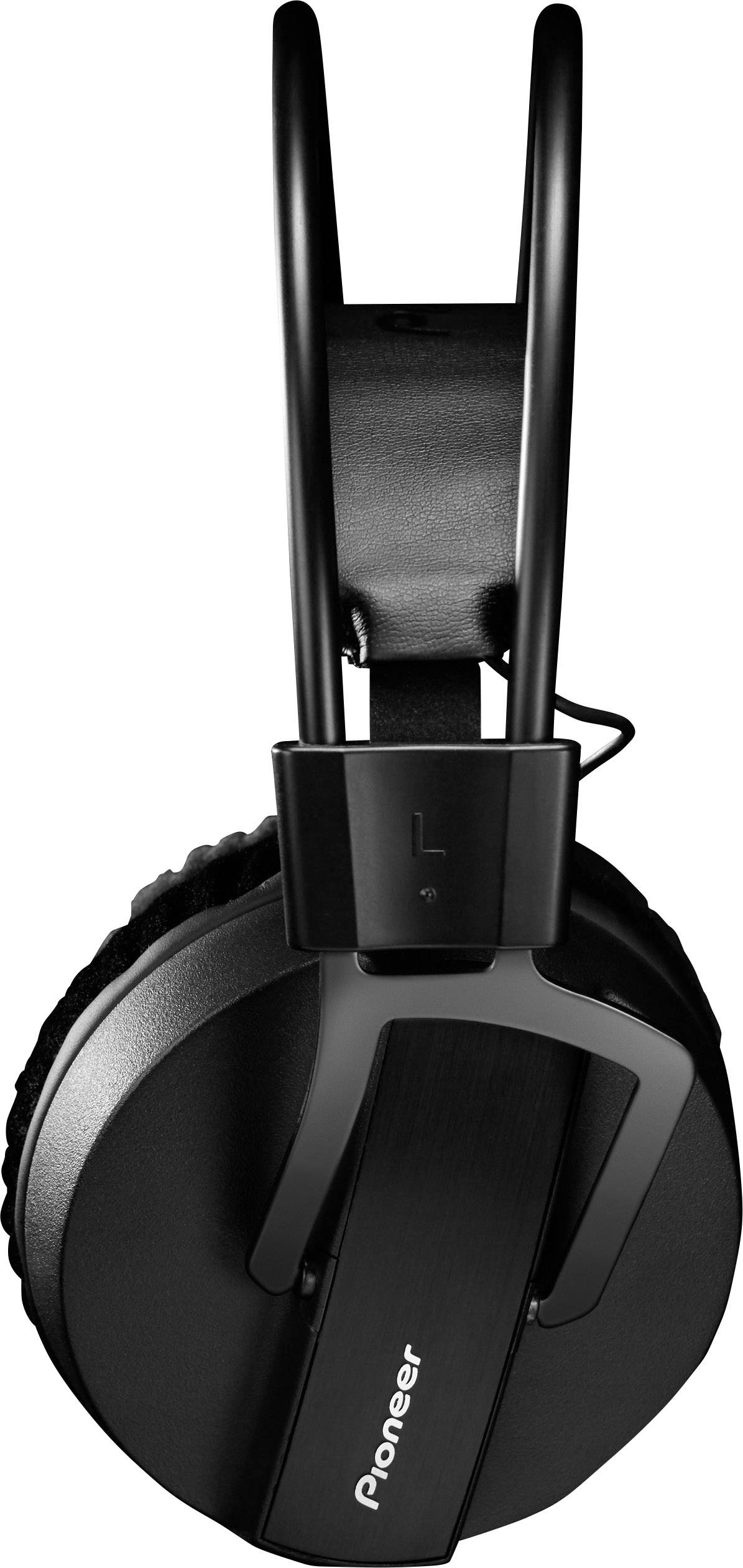 Casque noir brillant de Pioneer, suspendu à un support.