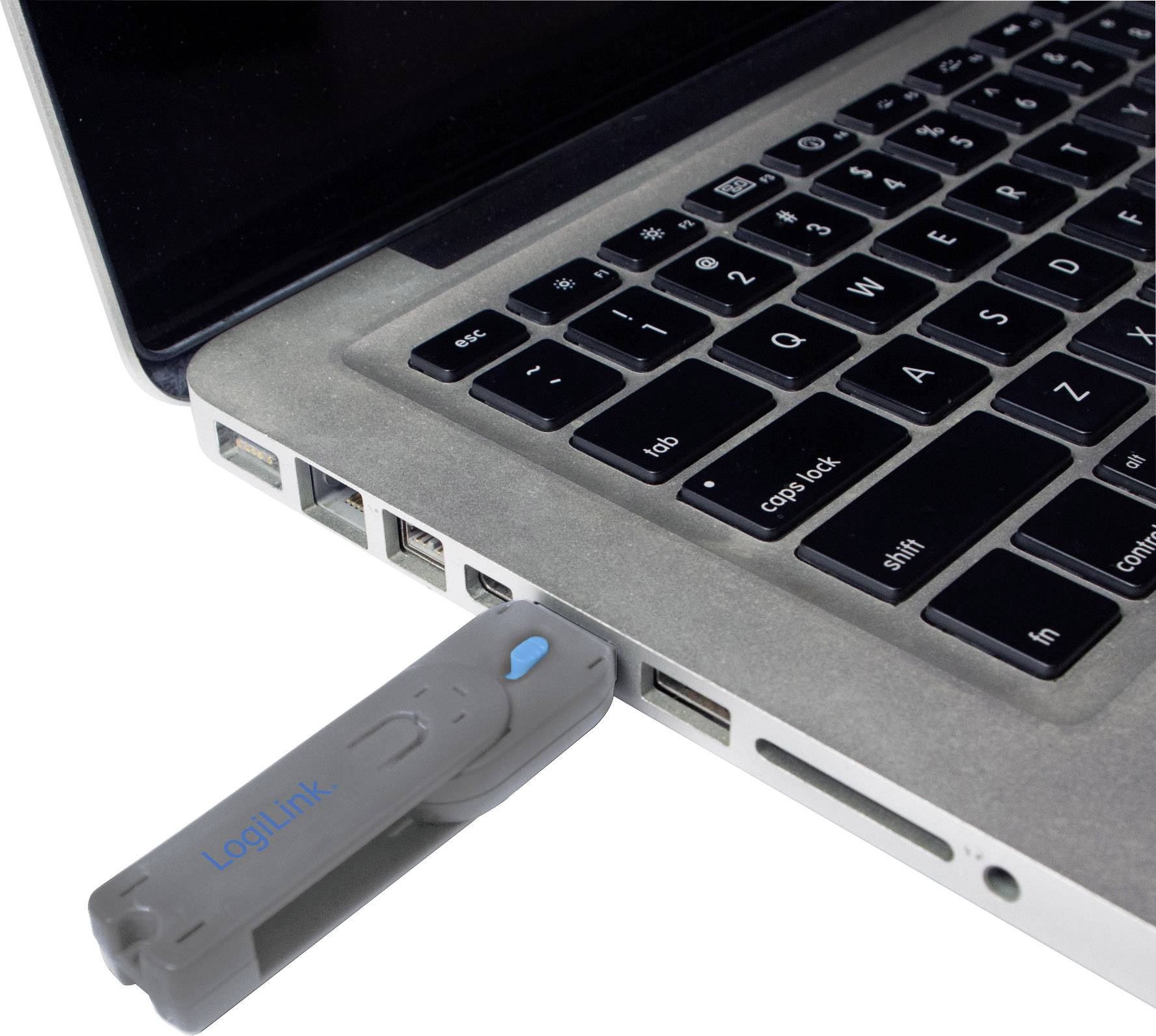 Un ordinateur portable avec un périphérique USB de LogiLink branché dans un port USB situé sur le côté gauche de l'ordinateur portable.