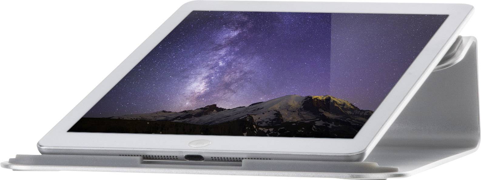 Une tablette sur un support affiche une image de la Voie lactée au-dessus d'un paysage montagneux nocturne.