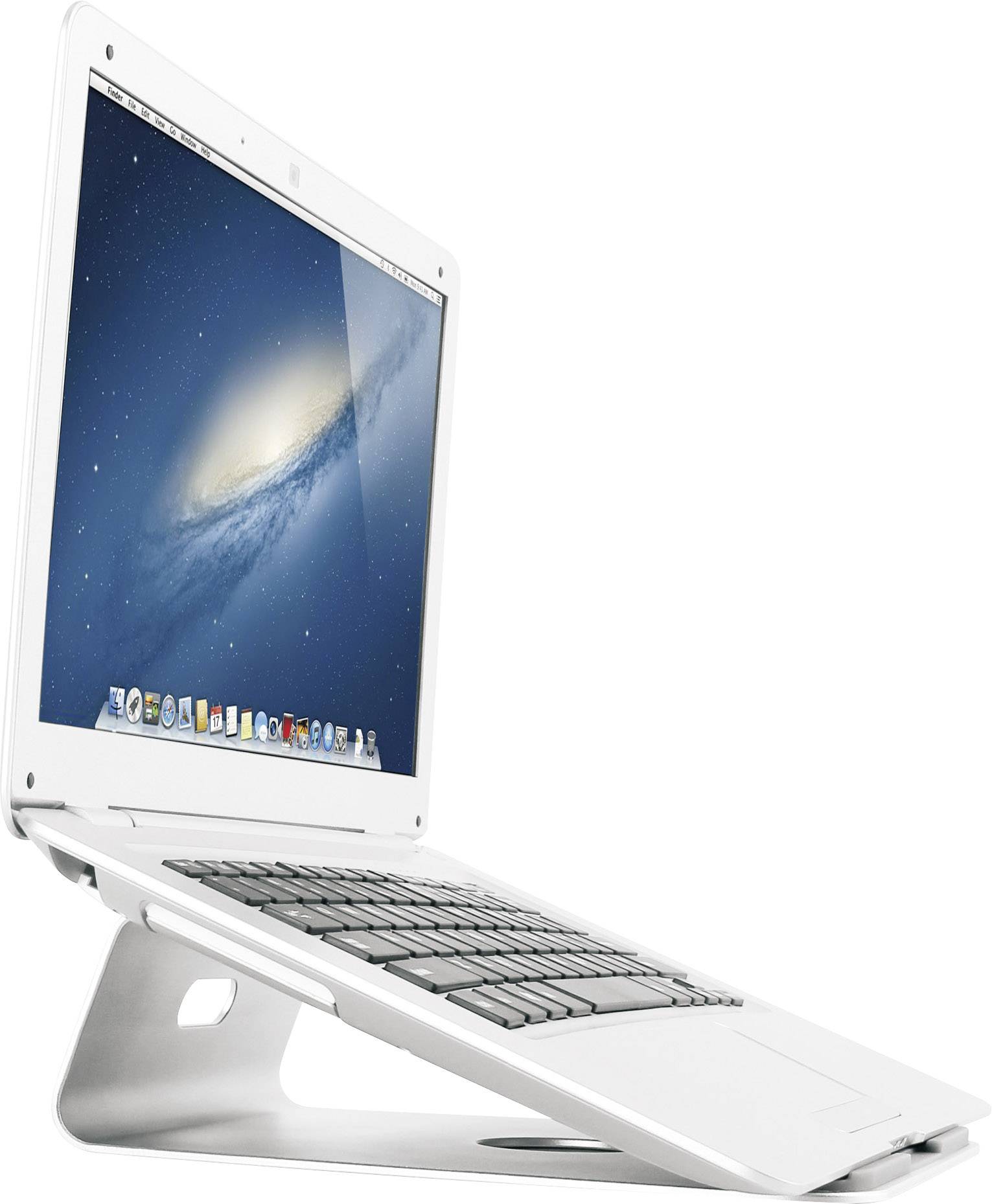 Un ordinateur portable argenté est posé en biais sur un support. L'écran affiche un fond d'écran spatial avec des applications en bas dans le dock.