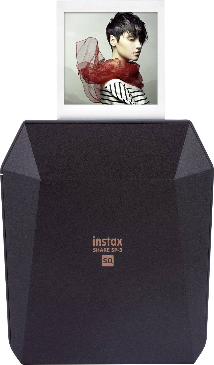 Un imprimante photo éjecte une photo carrée. Sur la photo, on peut voir une personne avec une coupe de cheveux courte et une écharpe rouge.