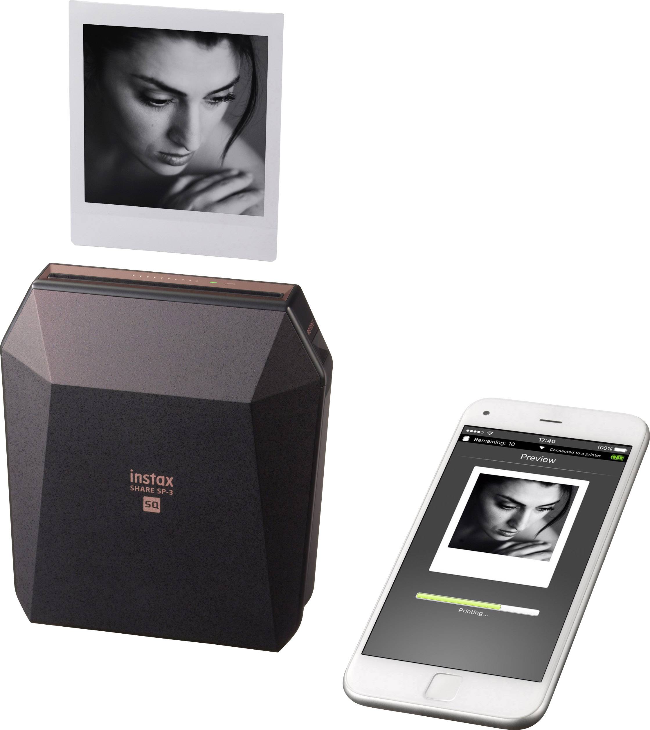 Imprimante photo mobile imprimant une photographie en noir et blanc. Le smartphone affiche un aperçu de l'image. Idéal pour des impressions instantanées lors de déplacements.