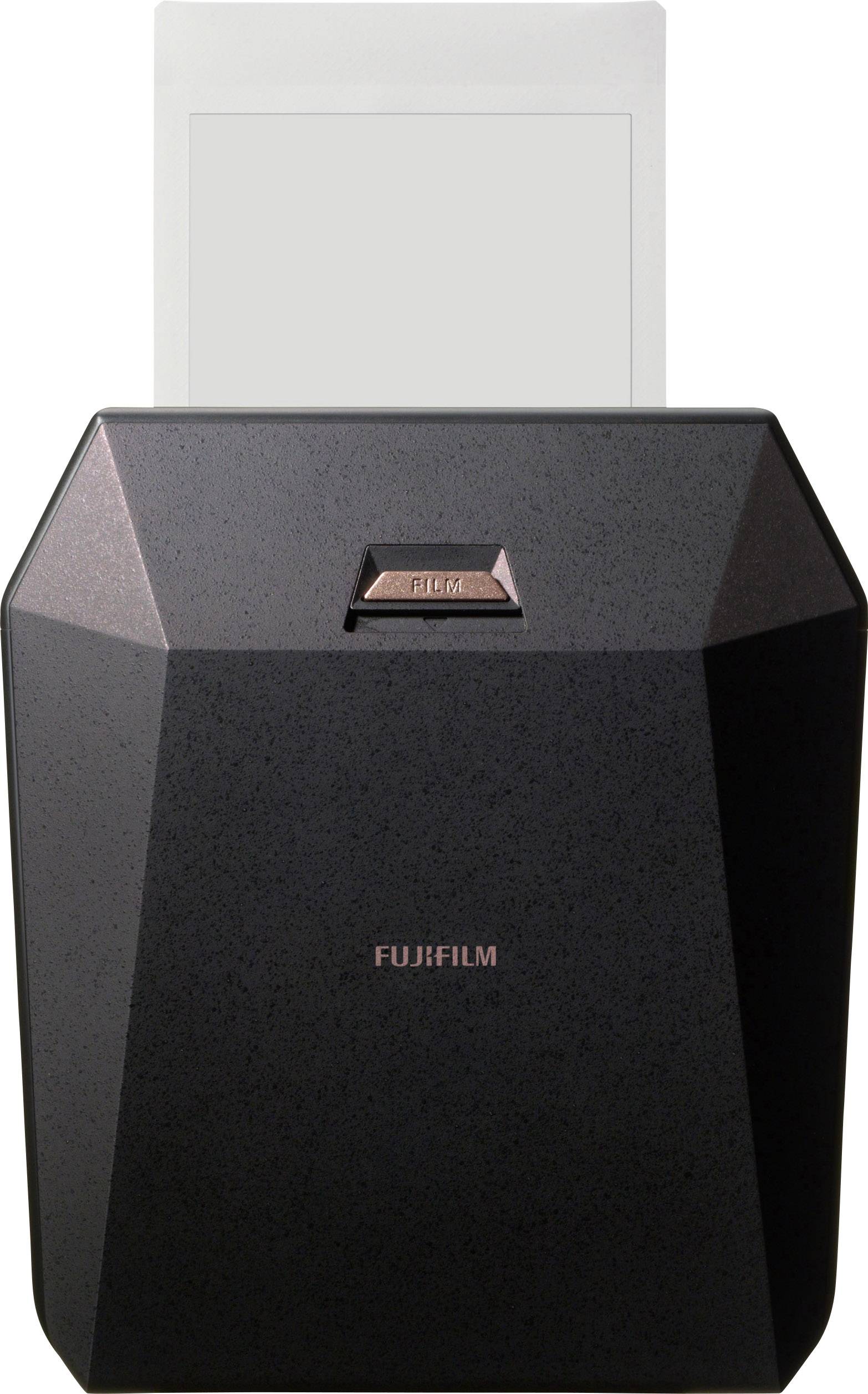 Un imprimante photo portable de Fujifilm avec une ouverture de sortie d'où sort une photographie.