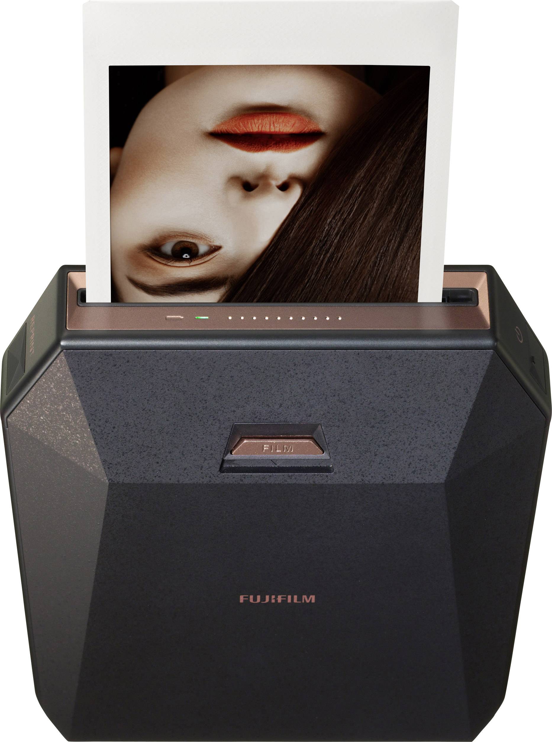 Un imprimante photo imprime une image d'une femme aux lèvres rouges et aux cheveux sombres. L'imprimante est noire et porte la marque 'Fujifilm'.