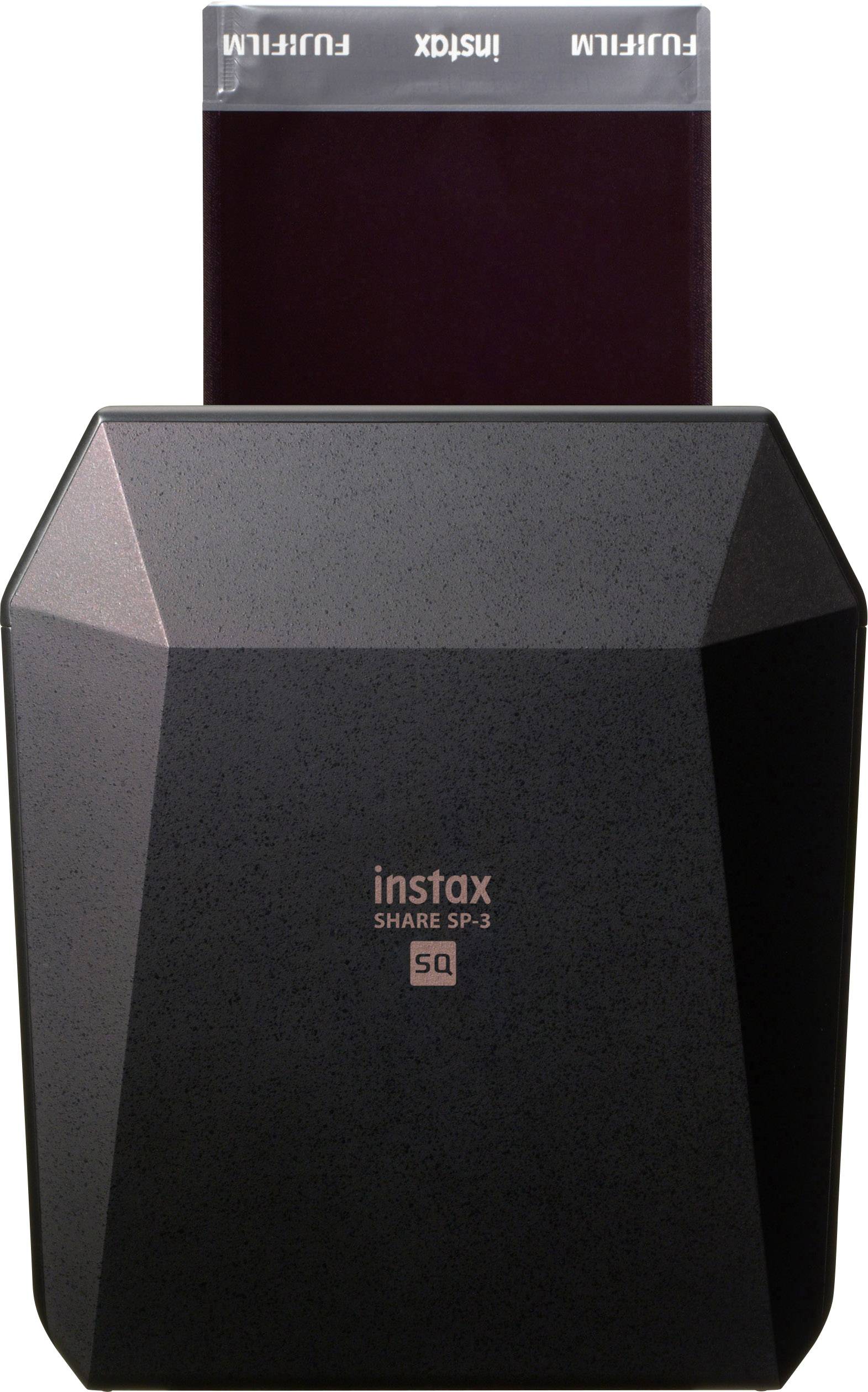 Un imprimante Instax Share SP-3 en noir imprime une photo. En haut, on peut voir un tirage presque terminé qui sort de l'imprimante.