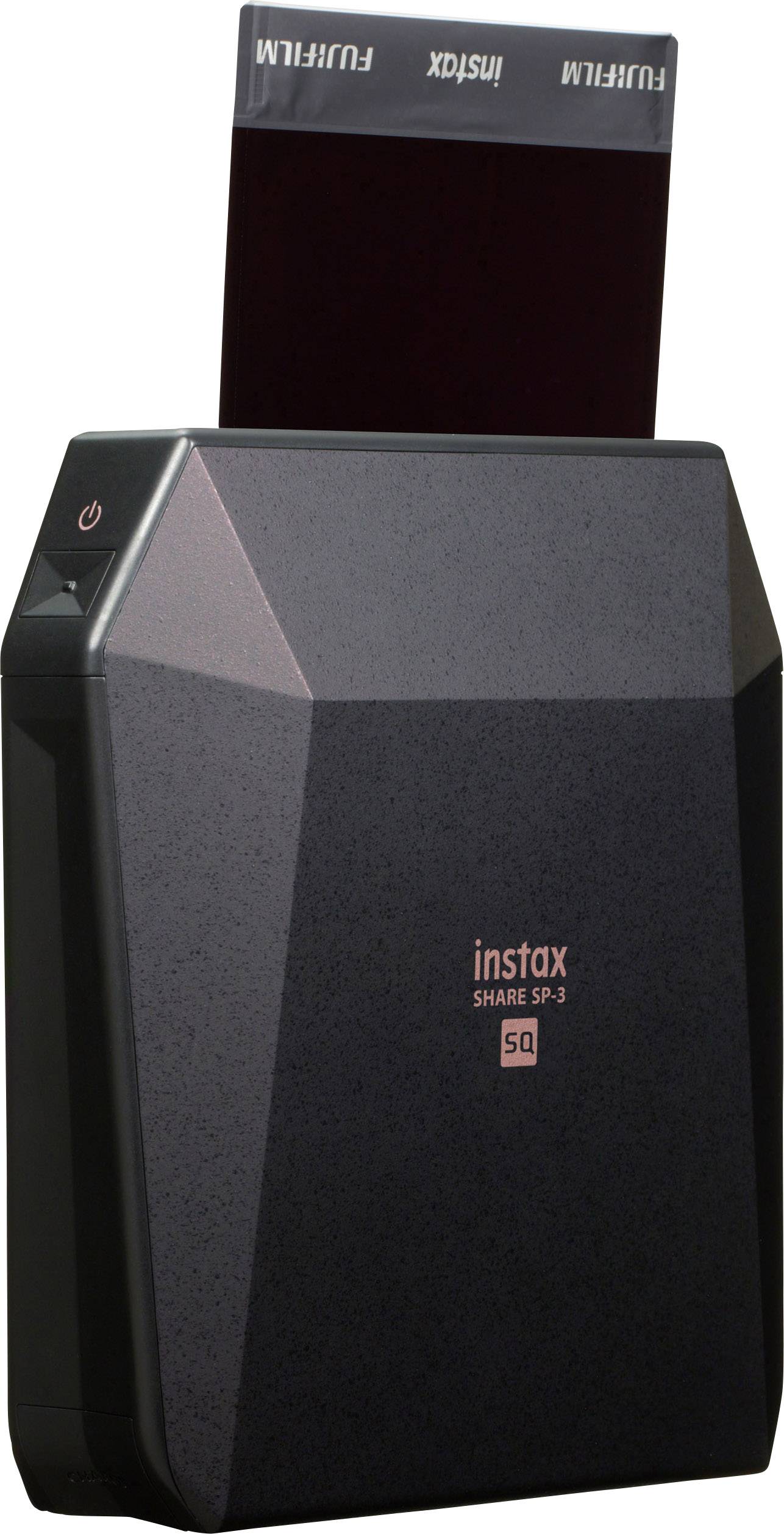 Imprimante Fujifilm INSTAX Share SP-3 noir en cours d'impression d'une photo carrée, reconnaissable à sa sortie située en haut de l'appareil.
