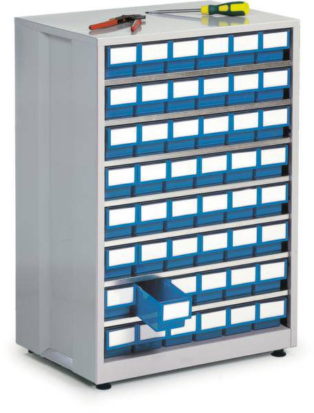 Une armoire métallique avec plusieurs petits tiroirs bleus, un tiroir est ouvert. Sur le dessus sont posés un marteau et un tournevis.