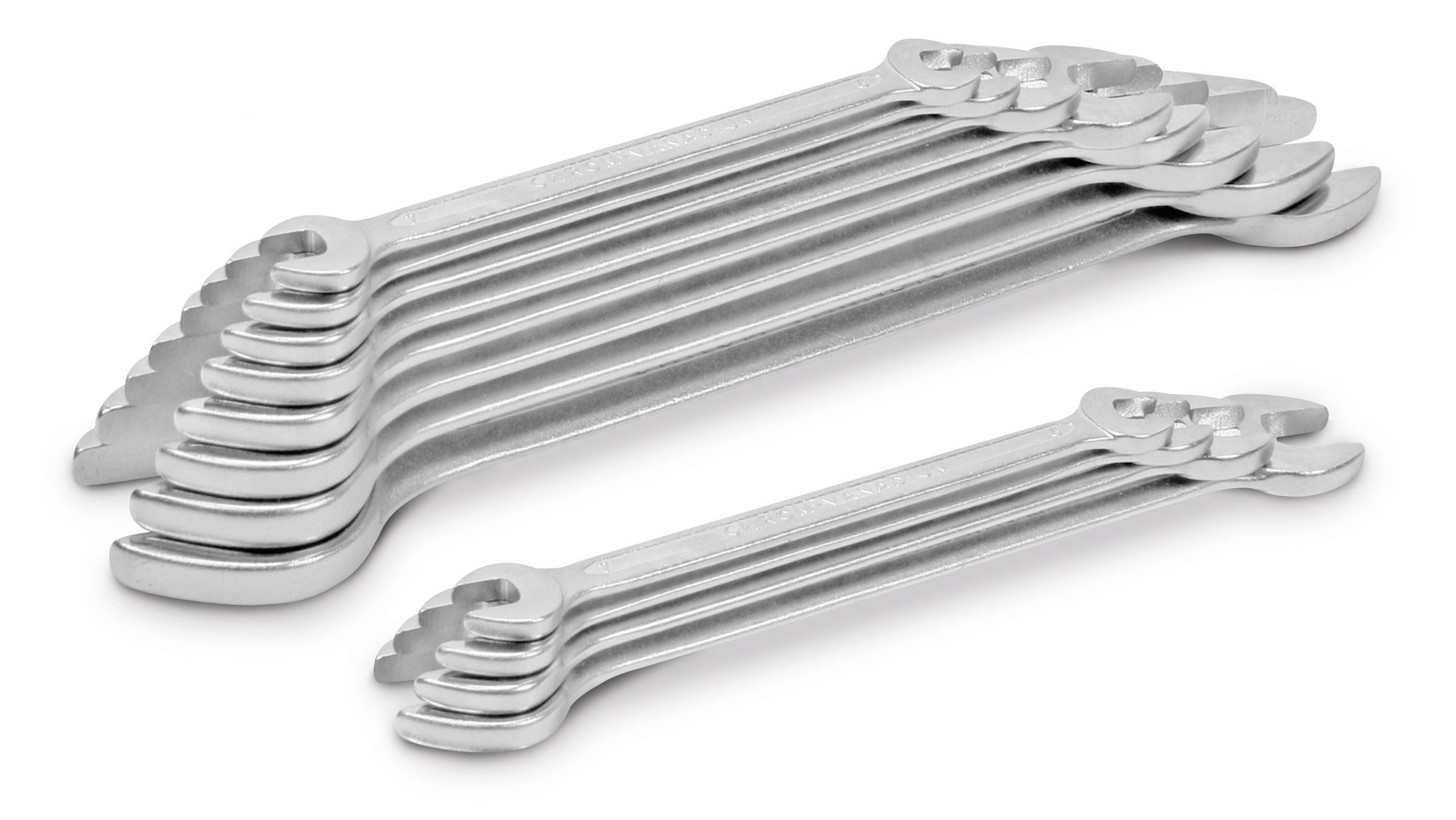 Un ensemble de onze clés à molette en argent, empilées en deux tas de tailles différentes, est posé sur un fond blanc.