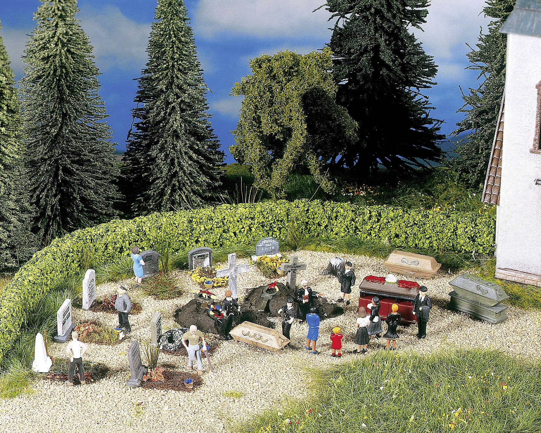 Une scène funéraire modèle : Des personnages miniatures se rassemblent autour de tombes, certaines figurines portant des costumes noirs, entourées d'arbres.