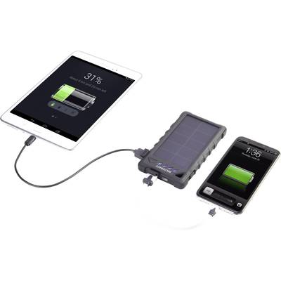 Un chargeur solaire charge simultanément une tablette et un smartphone. L'écran de la tablette affiche 31 % d'autonomie de batterie.