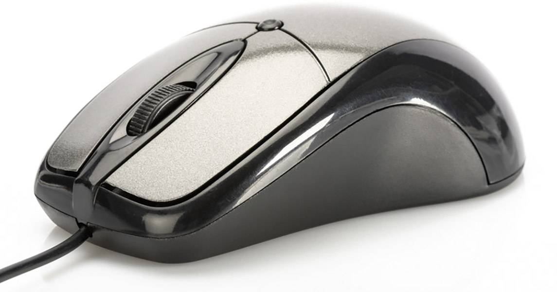 Une souris d'ordinateur noire et argentée avec un câble, vue de côté.