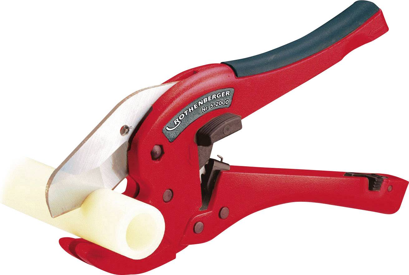 Des ciseaux rouges coupent un tuyau en plastique blanc. L'outil dispose de poignées ergonomiques et d'une lame tranchante pour des coupes précises.