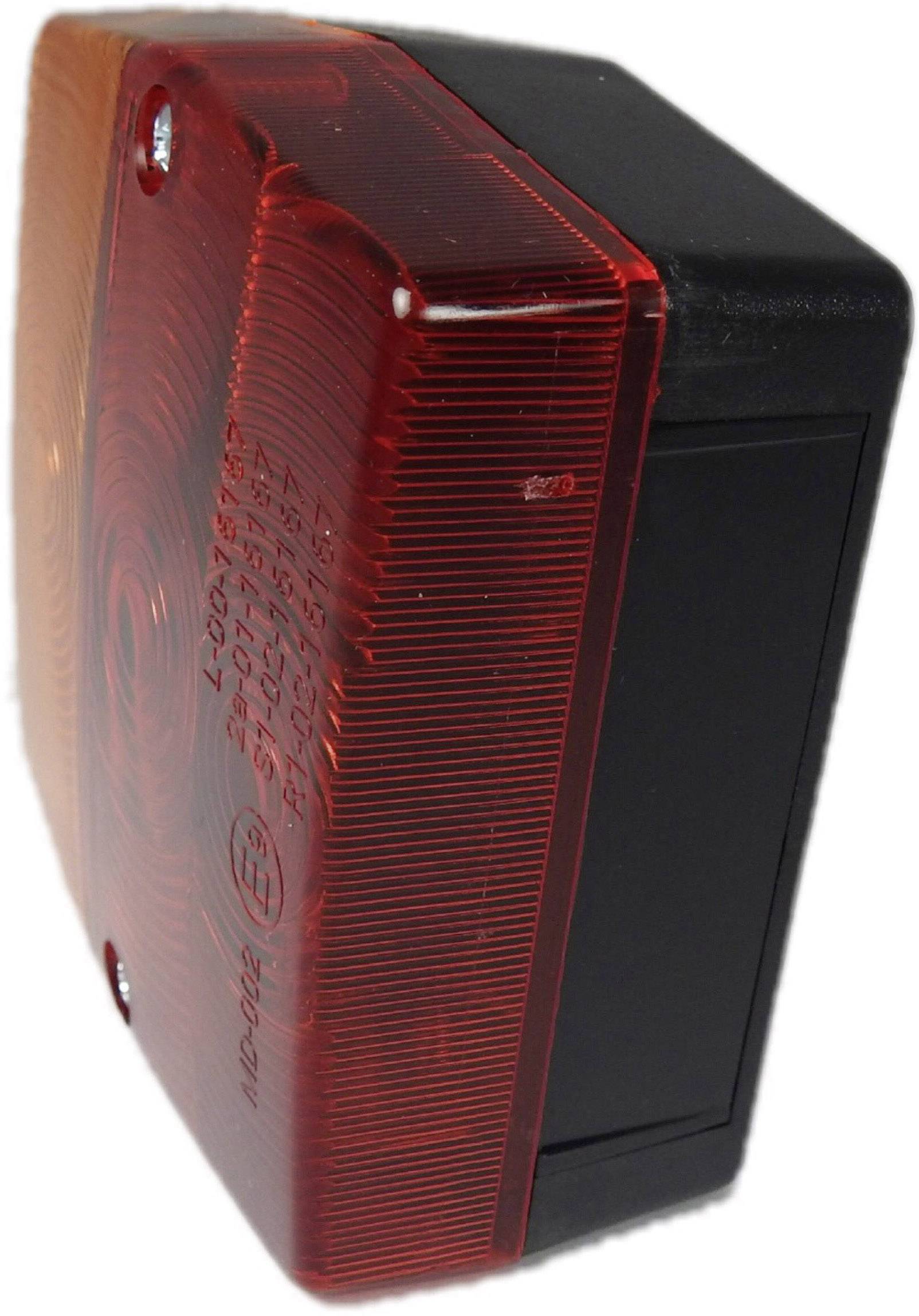 Un feu arrière rectangulaire rouge pour un véhicule, partiellement logé dans un boîtier noir, pris de côté.