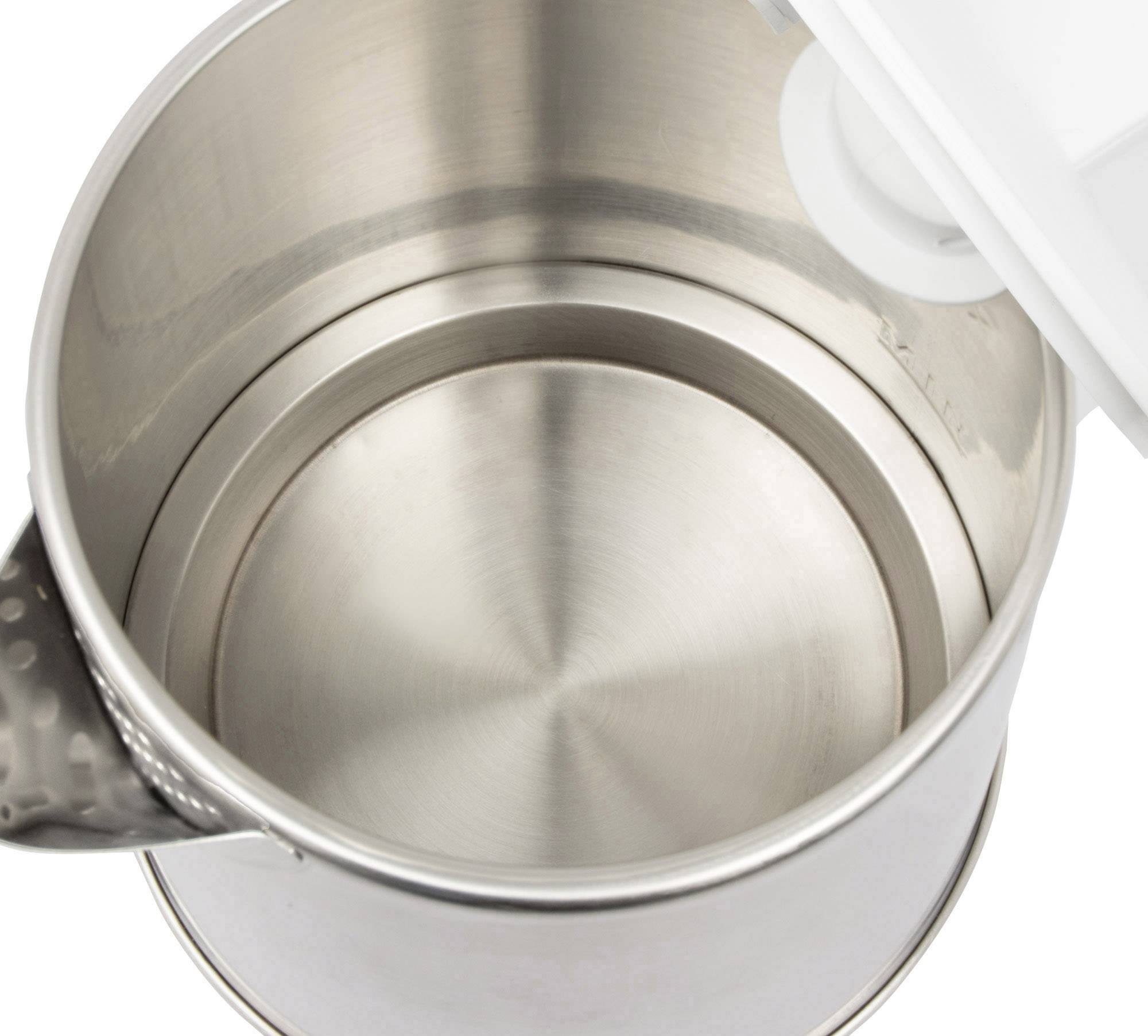 Casserole en métal avec ouverture circulaire et poignée, vue de dessus, montrant la surface intérieure brillante.