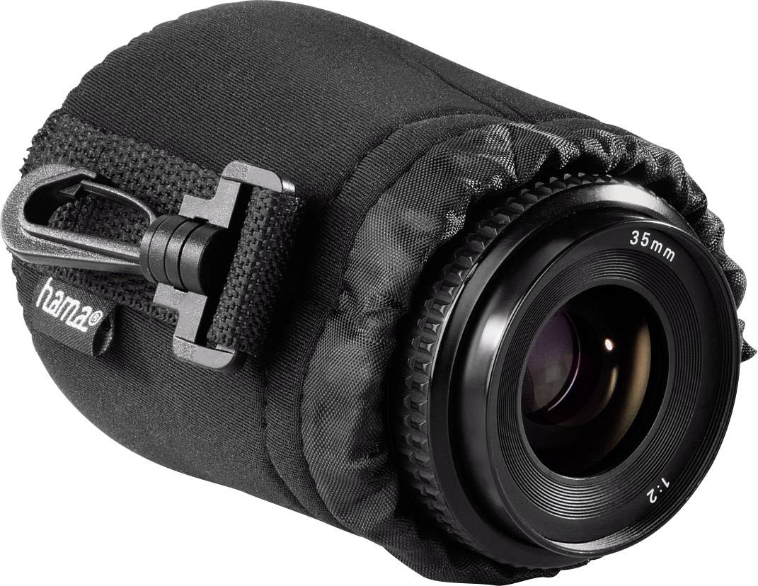 Une housse d'objectif de caméra avec un crochet attaché. L'objectif de 35 mm a une ouverture de f/2 et est partiellement visible.