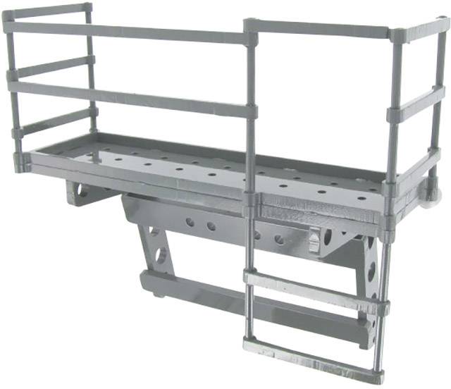 Échafaudage métallique gris avec garde-corps et plateforme, probablement partie intégrante d'un équipement industriel ou d'une construction.