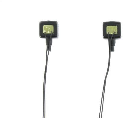 Deux capteurs noirs carrés avec de longs câbles sont suspendus verticalement. Ils sont disposés sur une surface de fond blanche.