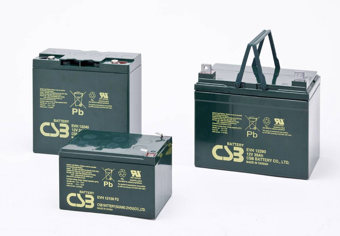 Trois batteries 12V vertes de la marque CSB avec des inscriptions jaunes et des poignées de transport, sur un fond blanc.