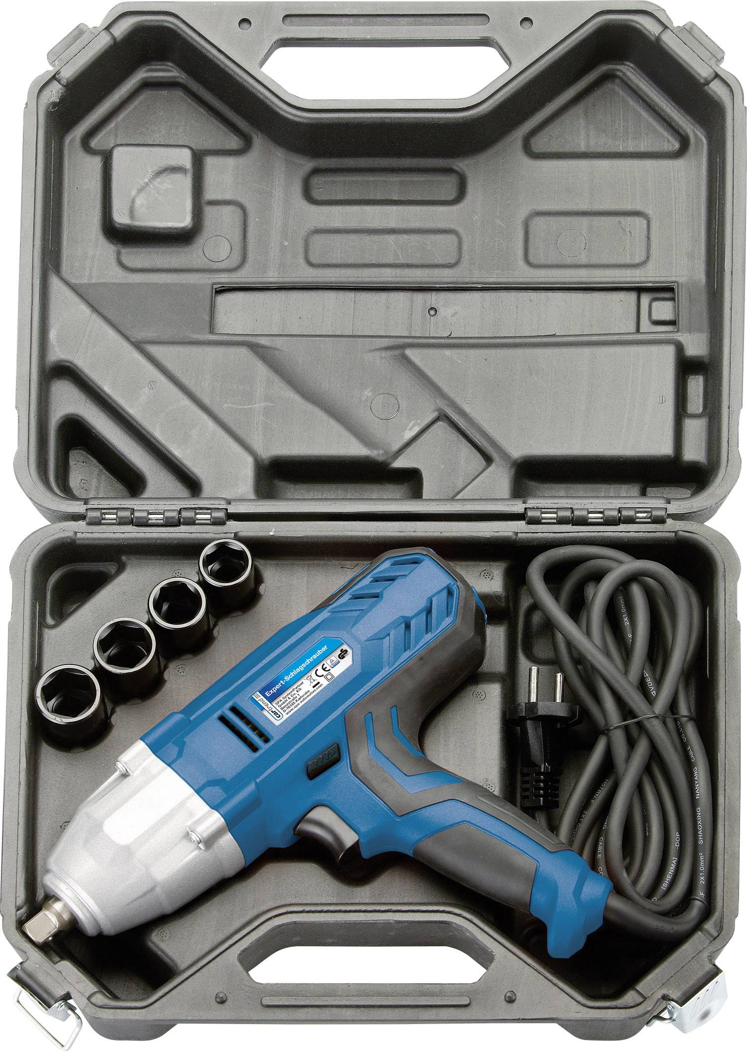 Un tournevis à chocs électrique bleu dans un coffret en plastique noir ouvert. Comprend quatre embouts différents et un câble d'alimentation.