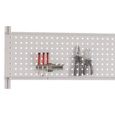 Un panneau métallique perforé avec des outils : quatre tournevis à poignées rouges et une pince à poignée noire.