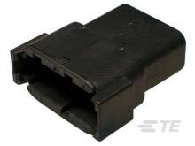 Un connecteur de relais pour véhicule rectangulaire noir avec un logo TE sur le côté. Adapté pour les connexions électriques dans les véhicules.