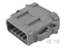 Un connecteur électronique rectangulaire gris avec plusieurs ports. Le logo de l'entreprise 'TE' est visible sur le côté inférieur droit.