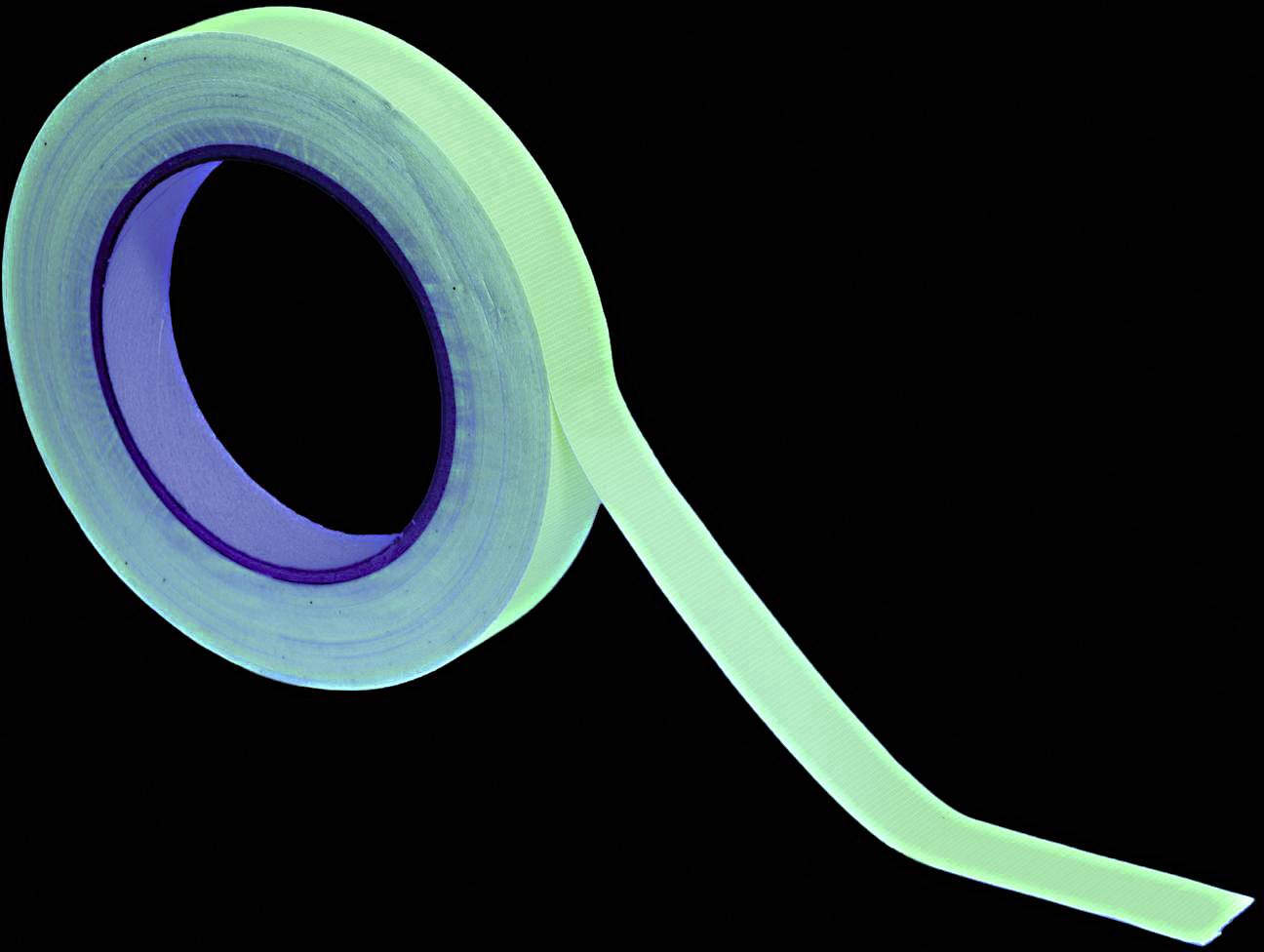Ruban adhésif luminescent sous lumière ultraviolette, se détachant sur un fond noir.