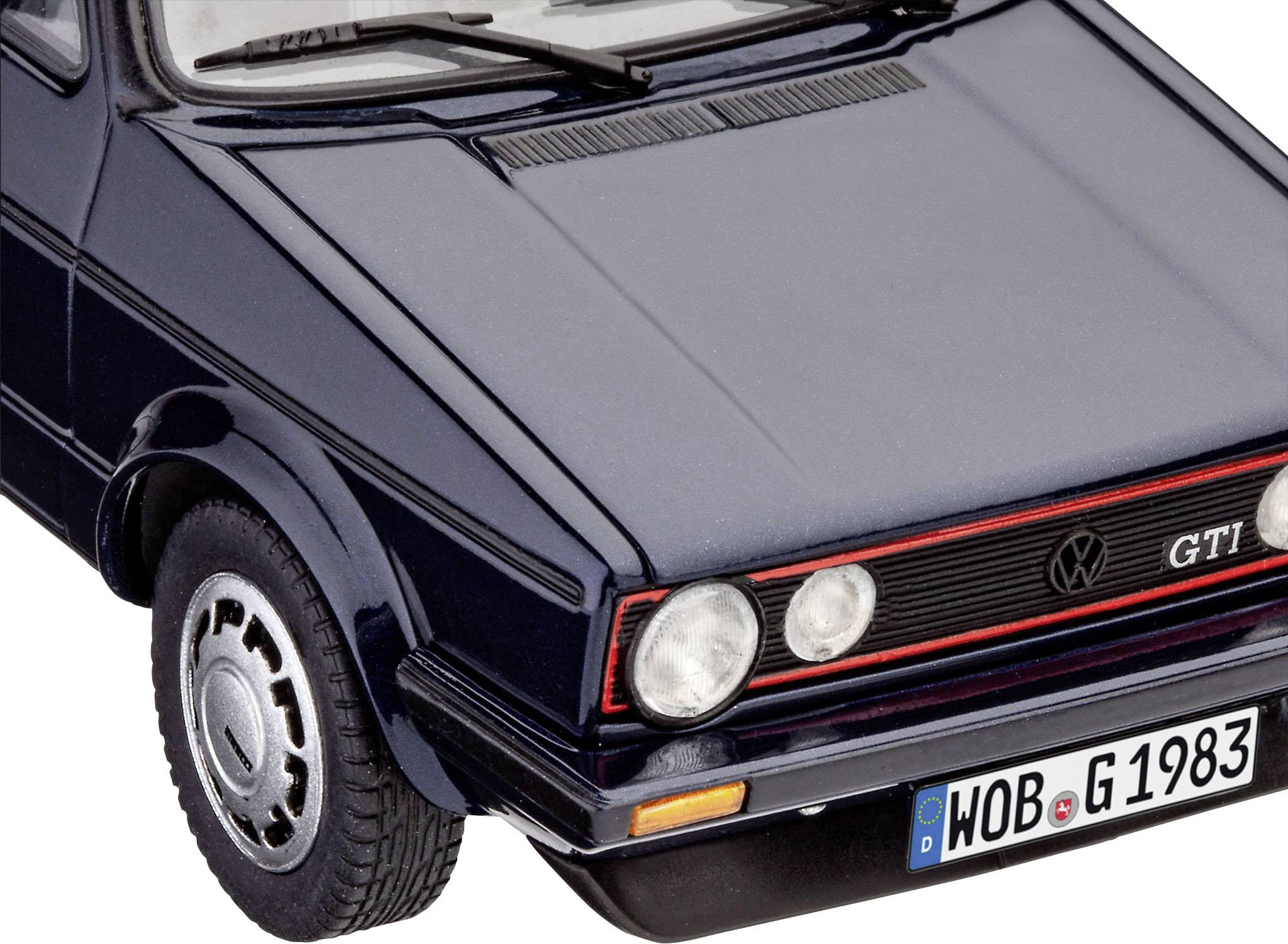 Vue de face d'une voiture sombre avec un emblème GTI et une plaque d'immatriculation allemande 'WOB G 1983', probablement un modèle classique.