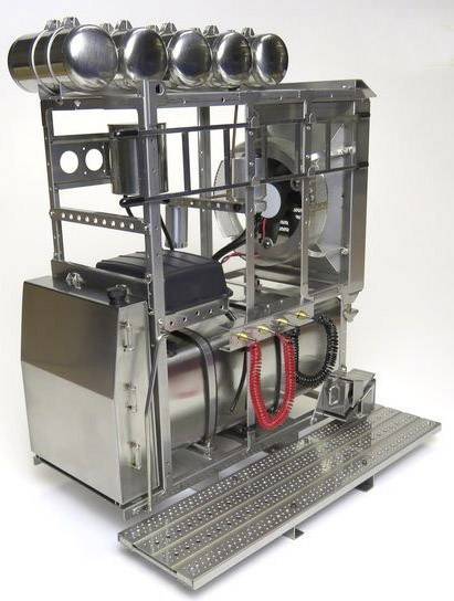 Un dispositif métallique et industriel à plusieurs chambres et tubes. Il présente une structure technique et fonctionnelle, probablement destiné à des applications de production ou de laboratoire spécialisées.