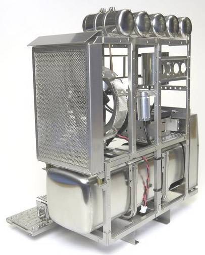 Composant industriel métallique avec des ventilateurs et des câbles visibles, servant probablement au refroidissement ou à la ventilation dans un environnement technique.