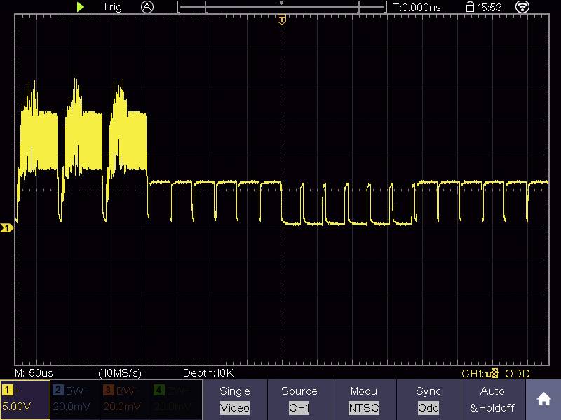 Affichage d'oscilloscope avec une courbe de signal jaune ; montre un signal carré périodique à amplitude décroissante de gauche à droite.